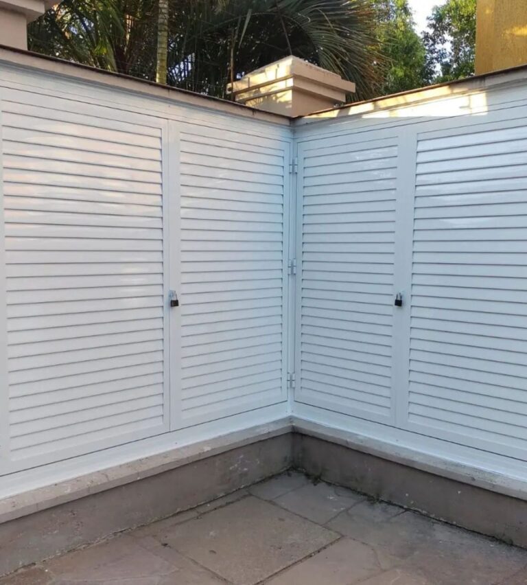 Porta de abrir 02 folhas em venezianas
